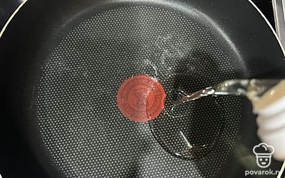 Наливаем масло на сковородку.