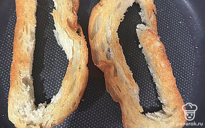 Обжариваем хлеб до золотистой корочки.