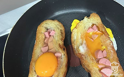 Разбиваем яйца и обжариваем.