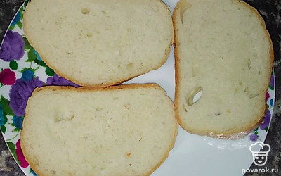 Нарезать хлеб ломтиками.