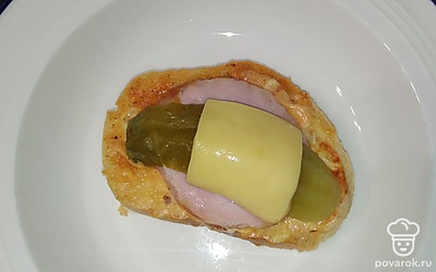 Бутерброды подать горячими вместе с чаем или кофе!