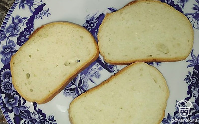 Хлеб нарезать ломтиками.