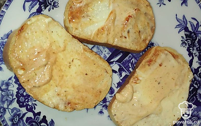 Намазать на хлеб кетчуп и майонез.