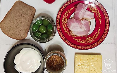 Подготовьте все ингредиенты. Смешайте горчицу с майонезом. Разогрейте духовку до 180 градусов (режим «Верх-низ»).