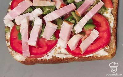 Нарежьте помидор кружками. Ветчину — ломтиками
Оливки — кружками. Хлеб смажьте соусом, сверху положите помидор, затем оливки и ветчину.