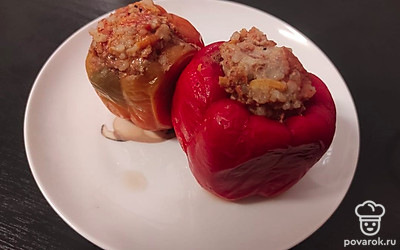 Подаем перцы как самостоятельное блюдо с любимым соусом и зеленью.