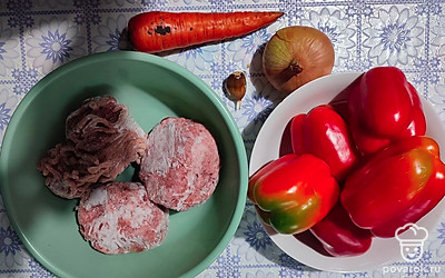 Подготавливаем необходимые ингредиенты. Достаем фарш из морозилки. Лук, морковь, чеснок чистим. Перец моем, аккуратно достаем сердцевину и семечки.