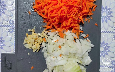 Нарезаем лук и чеснок мелко, морковь трем на большой терке.