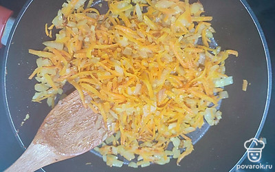 Обжариваем овощи на небольшом количестве масла до готовности.