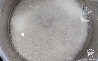 Рис тщательно промываем и ставим вариться до полуготовности примерно 10 минут. Оставляем остывать.