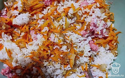 Смешиваем все готовые ингредиенты: фарш, рис, обжаренные овощи, добавляем соль и перец по вкусу.