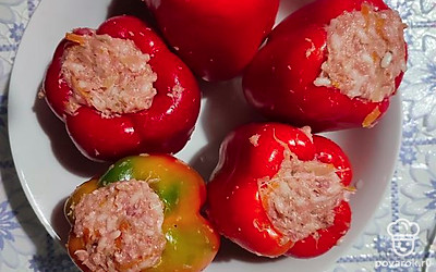 Заполняем перцы готовой начинкой.