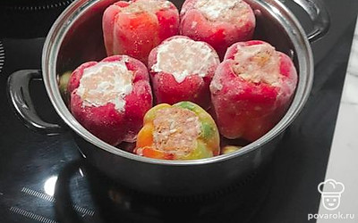 В кастрюлю складываем перцы, заливаем водой, добавляем лавровый лист, по желанию. Варим после закипания 40 минут на медленном огне.