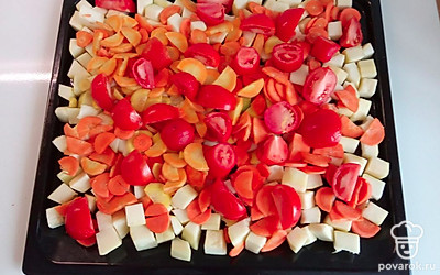 Все овощи нарежьте крупно, разложите на противне и поместите в духовку на 1,5 часа при 180 градусах. Запекайте, постоянно перемешивая. Затем остудите и измельчите в блендере до однородной массы.