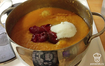 Поместите в металлическую посуду. Добавьте растительное масло и варите на маленьком огне под крышкой один час после закипания, помешивая. Добавьте томатную пасту, сахар, чеснок и соль, перемешайте и варите еще полчаса.