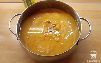 Разложите горячую икру в стерильные банки, закатайте и поместите под одеяло до полного остывания. На выходе у вас получится 3 литра вкуснейшей икры.