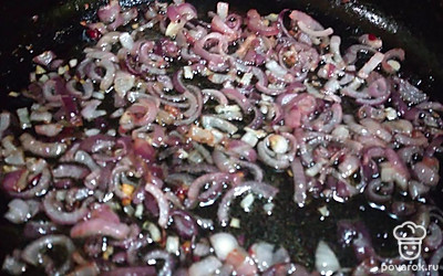 Лук нарезать, обжарить на растительном масле до прозрачности.