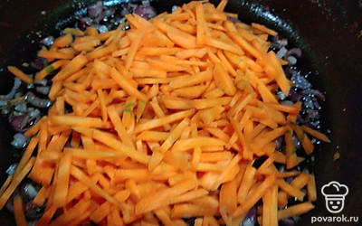 Добавить морковь, жарить до готовности. 