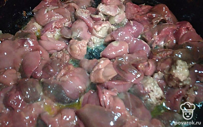 Печень помыть, немного обжарить.