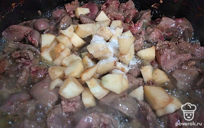 К печени добавить нарезанное яблоко.