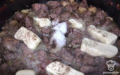 Выложить сливочное масло, соль, сахар, перец.