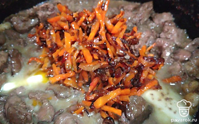 Добавить поджарку, жарить под крышкой 10 минут.