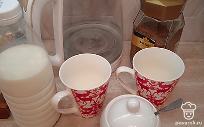 Приготовим растворимый кофе с молоком.