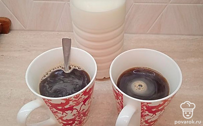 Вскипятим воду. В чашку кладем ложку кофе и ложку сахара, сахар по желанию. Заливаем кипятком. 