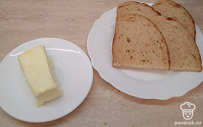 Для тостов нам понадобится 4 кусочка хлеба и сливочное масло. 