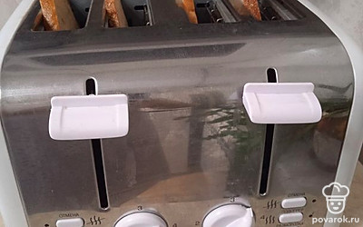 Хлеб помещаем в тостер на 2,5 минуты. 