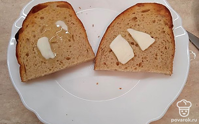 Вынимаем горячий хлеб и смазываем его маслом.