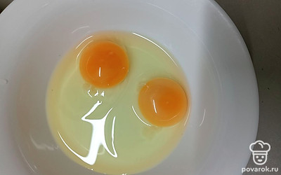 Разбейте яйца в миску.