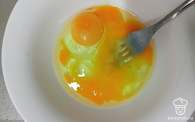 Перемешайте вилкой до однородности.