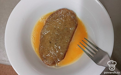 А потом и с другой. Оставьте на 1 минуту, чтобы хлеб пропитался.