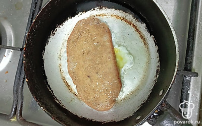 Выложите хлеб на нагретую сковородку с маслом.