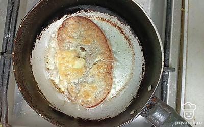 Поджарьте с двух сторон до золотистой корочки. На этой уйдет не больше 1,5 минут.