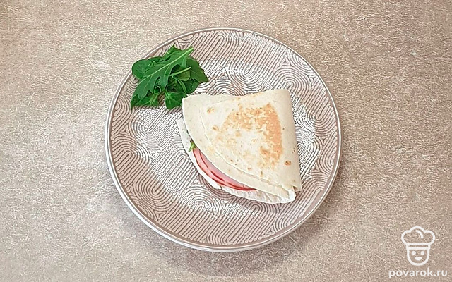 Сэндвич из тортильи с ветчиной и плавленым сыром — Рецепт с фото