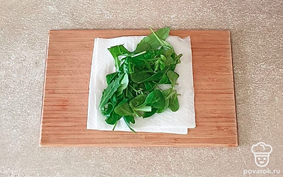 Салат промойте в холодной воде и просушите на бумажных полотенцах.