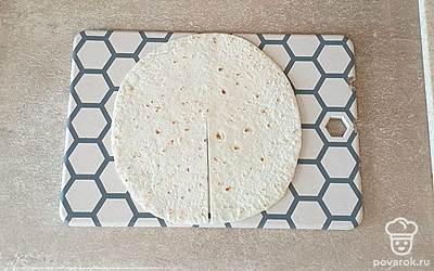 Лепешку разрежьте с одной стороны до центра.