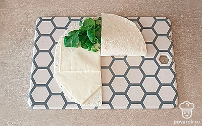 Согните лепешку с одной стороны.