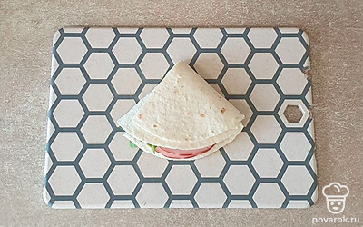 Всего лепешку сложите три раза. Должен получиться ровный треугольник.