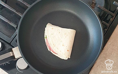 Получившийся сэндвич выложите на сухую разогретую сковороду и поджарьте с двух сторон до золотистой корочки.