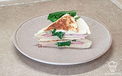 Блюдо подавайте теплым, предварительно разрежьте пополам для удобства. Приятного аппетита!