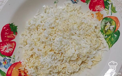 Яйца варим вкрутую, остужаем и трем на мелкой терке.