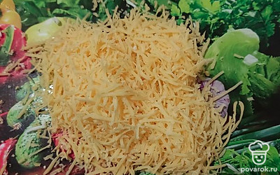 Сыр тоже измельчаем на терке.