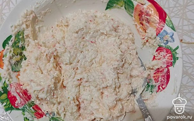 Смешаем яйца, сыр и половину крабовых палочек с майонезом и чесноком, пропущенным через пресс.
