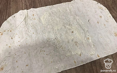 Возьмите половину лаваша, смажьте центр майонезом.