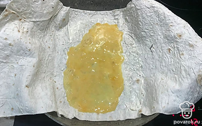 Переложите лаваш в сковородку, разбейте яйцо, посолите. Сковорода должна быть нагрета.