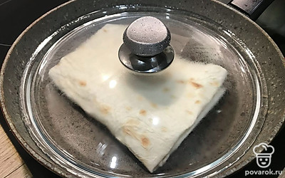 Под закрытой крышкой обжарьте до готовности яйца с двух сторон.