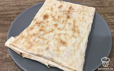 Лаваш получается очень сытным. Подавайте горячим.
